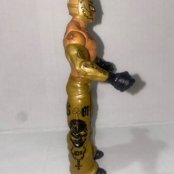 Rey Mysterio WWE Basic Series 2011 Gold Mask and Pants Mattel Wrestling Figure - Picture 5 of 6